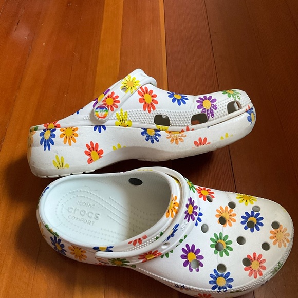 Crocs Pride Daisy Floral Platform Clogs - Picture 4 of 9